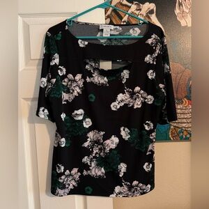 NWT peep hole floral blouse